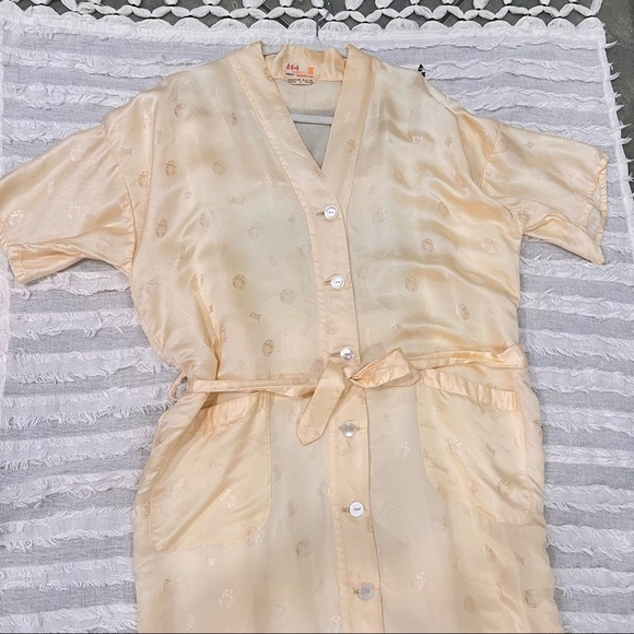 Longevity Hangzhou China. Women Light gold robe. 100% Silk. Size : M - Picture 6 of 12